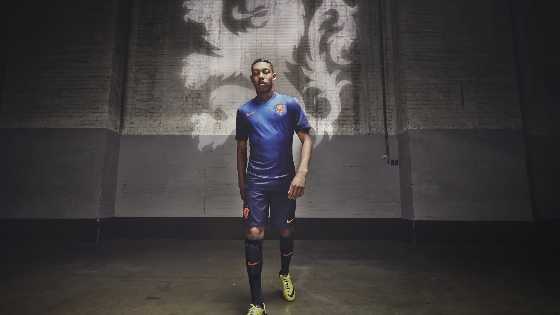 开云官方网站-东方的锋线狂飙，西方的中场迷局，武磊领跑与莫德里奇的下课危机，东方锋线狂飙，西方中场迷局